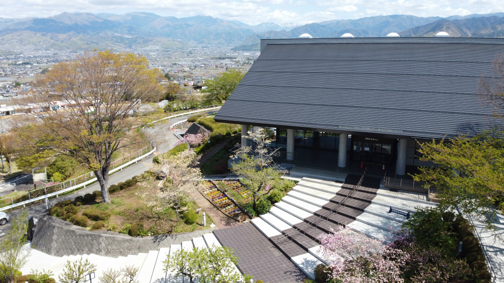 車で立ち寄りやすい釈迦堂遺跡博物館の外観。