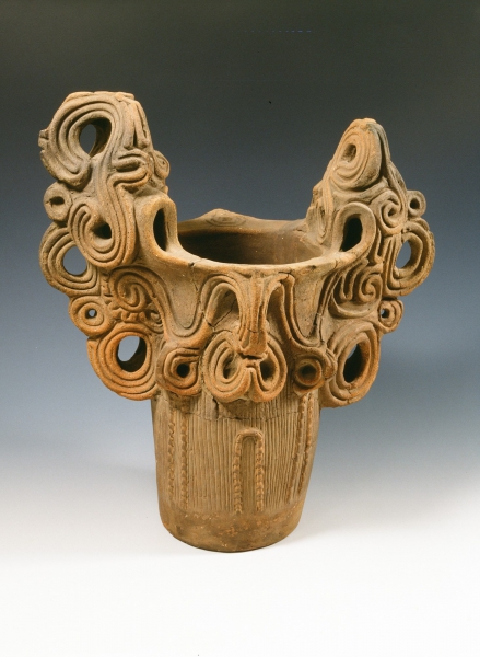 長野県宝 水煙渦巻文深鉢（井戸尻考古館蔵）