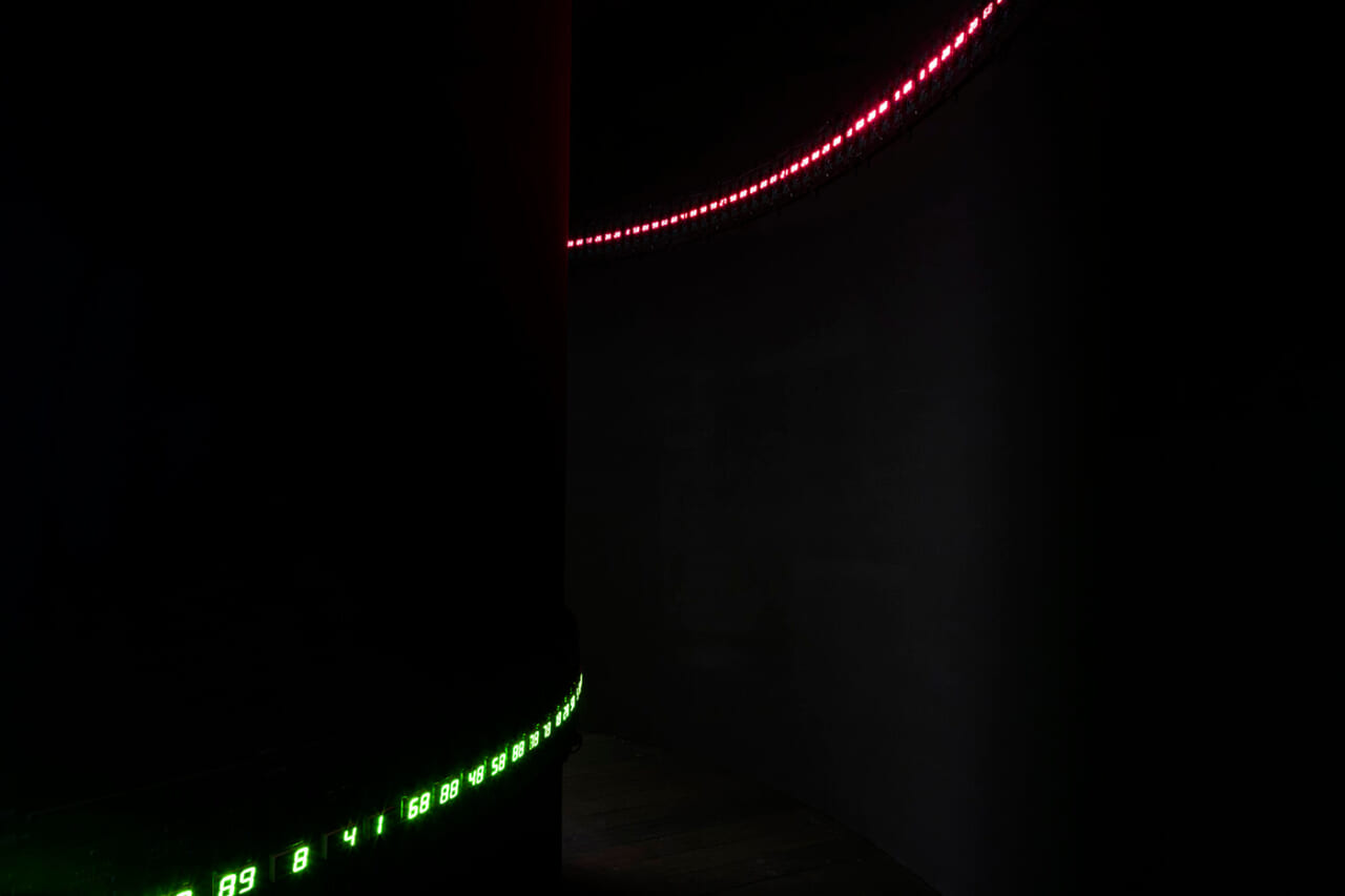 宮島達男《時の連鎖》1989/1994/2021年 発光ダイオード、IC、電線 © Tatsuo Miyajima 撮影：木暮伸也