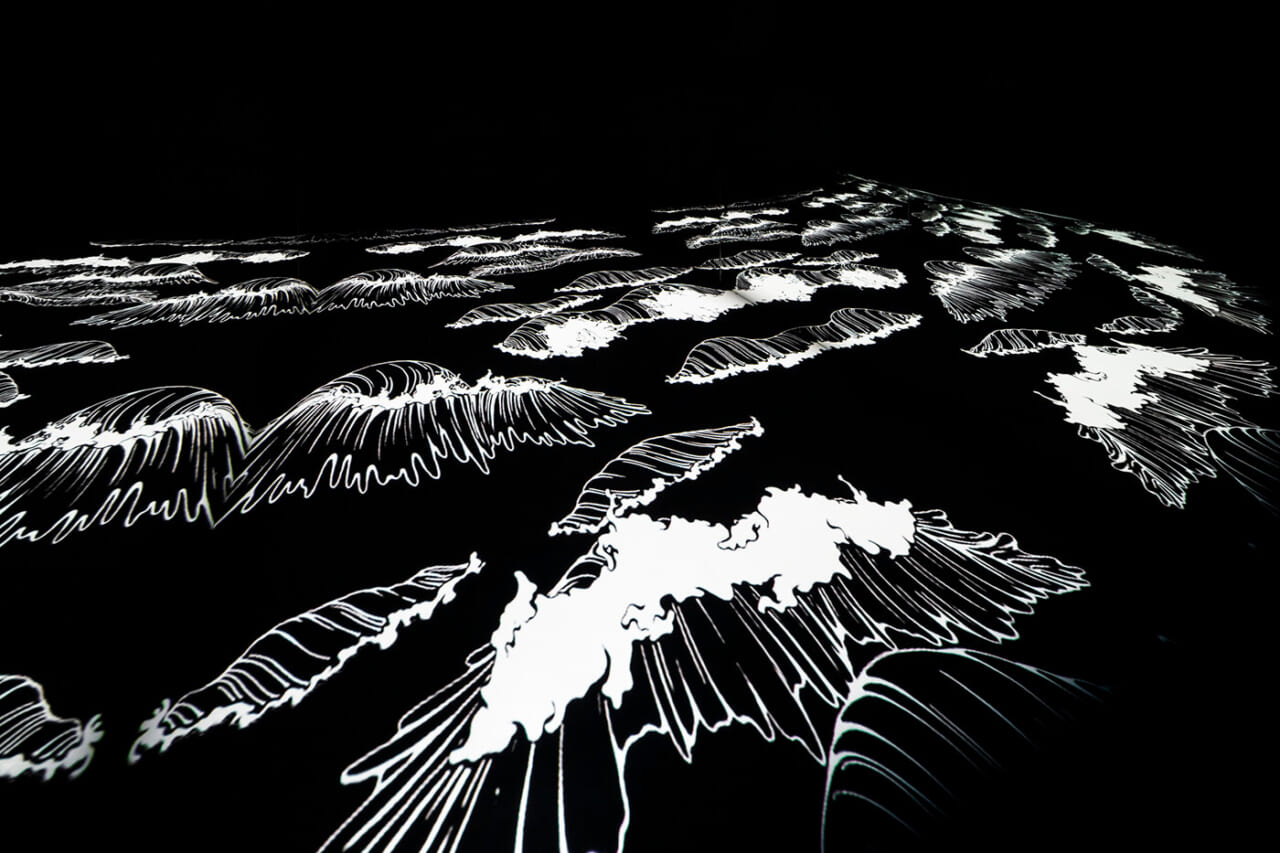 束芋《真夜中の海》2006/2008年 ビデオインスタレーション ©Tabaimo 撮影：木暮伸也