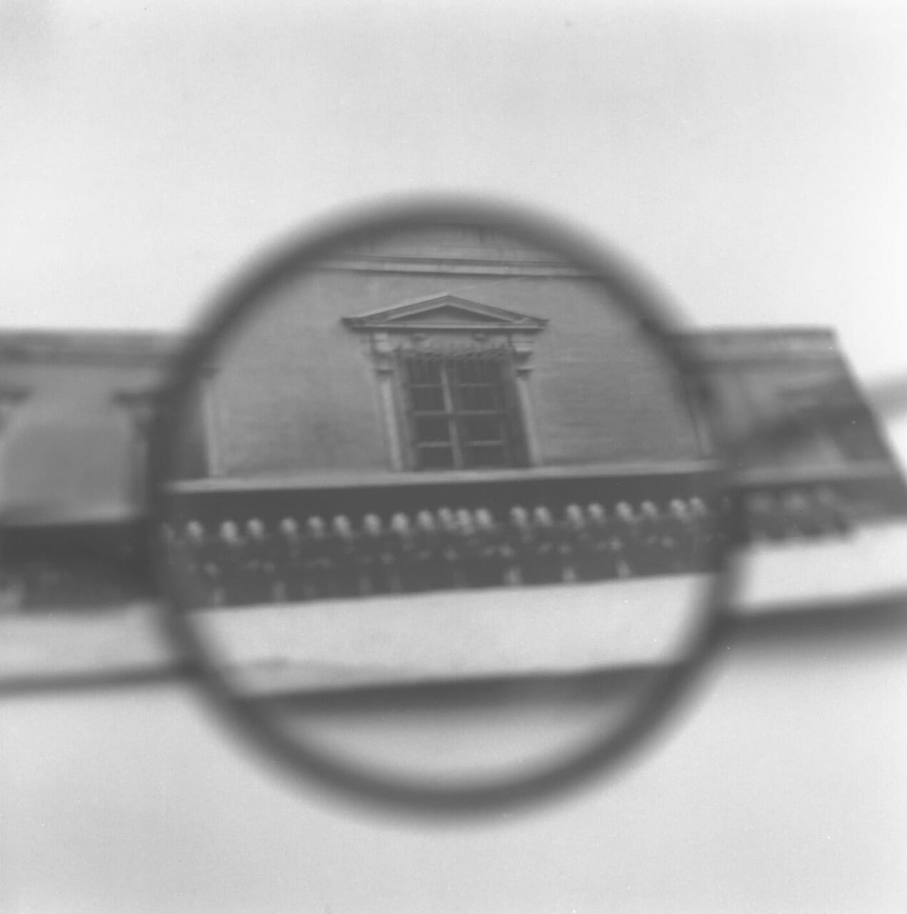 米田知子《ヘッセの眼鏡―兵士の写真を見る》1998年 ゼラチンシルバープリント ©Tomoko Yoneda, courtesy of ShugoArts