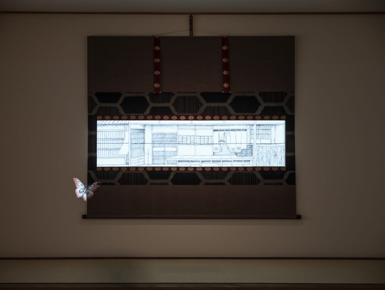 束芋《糸口心中》2018年 シングルチャンネル映像インスタレーション、掛け軸 ©Tabaimo / Courtesy of Gallery Koyanagi