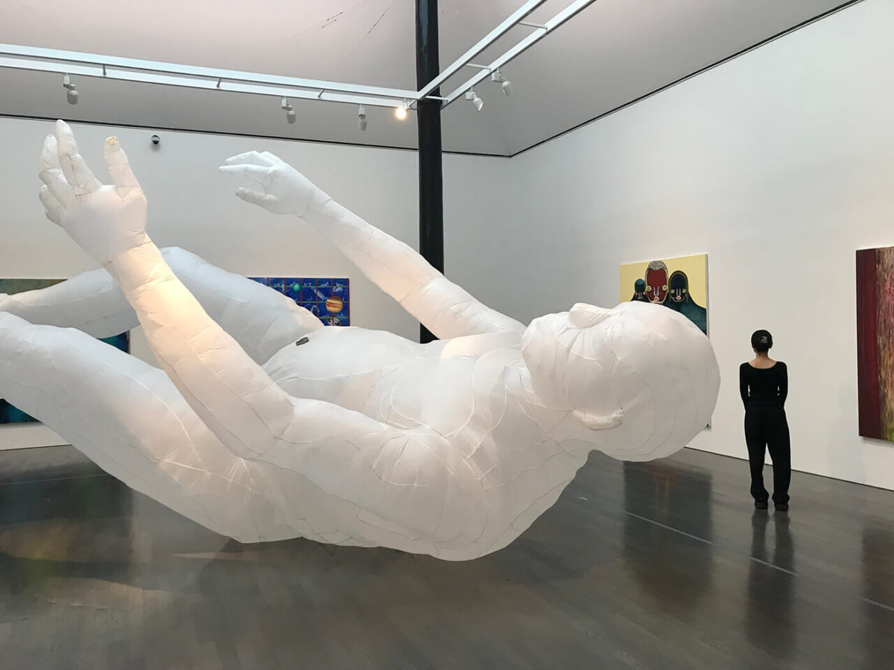 ギャラリーA展示風景。手前はマックス・ストリッヒャー《Sleeping Giants（Silenus）》2002年 ミクストメディア