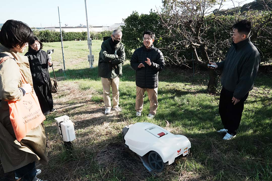 フィールドの草取りロボット「ポチ」（中央の白い機械）