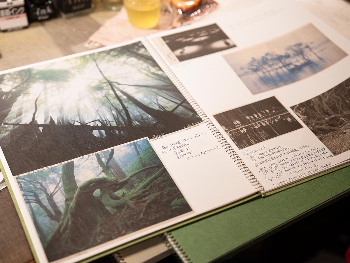 ▲右側のページの下のほうに、湖に映る人影の写真があります。