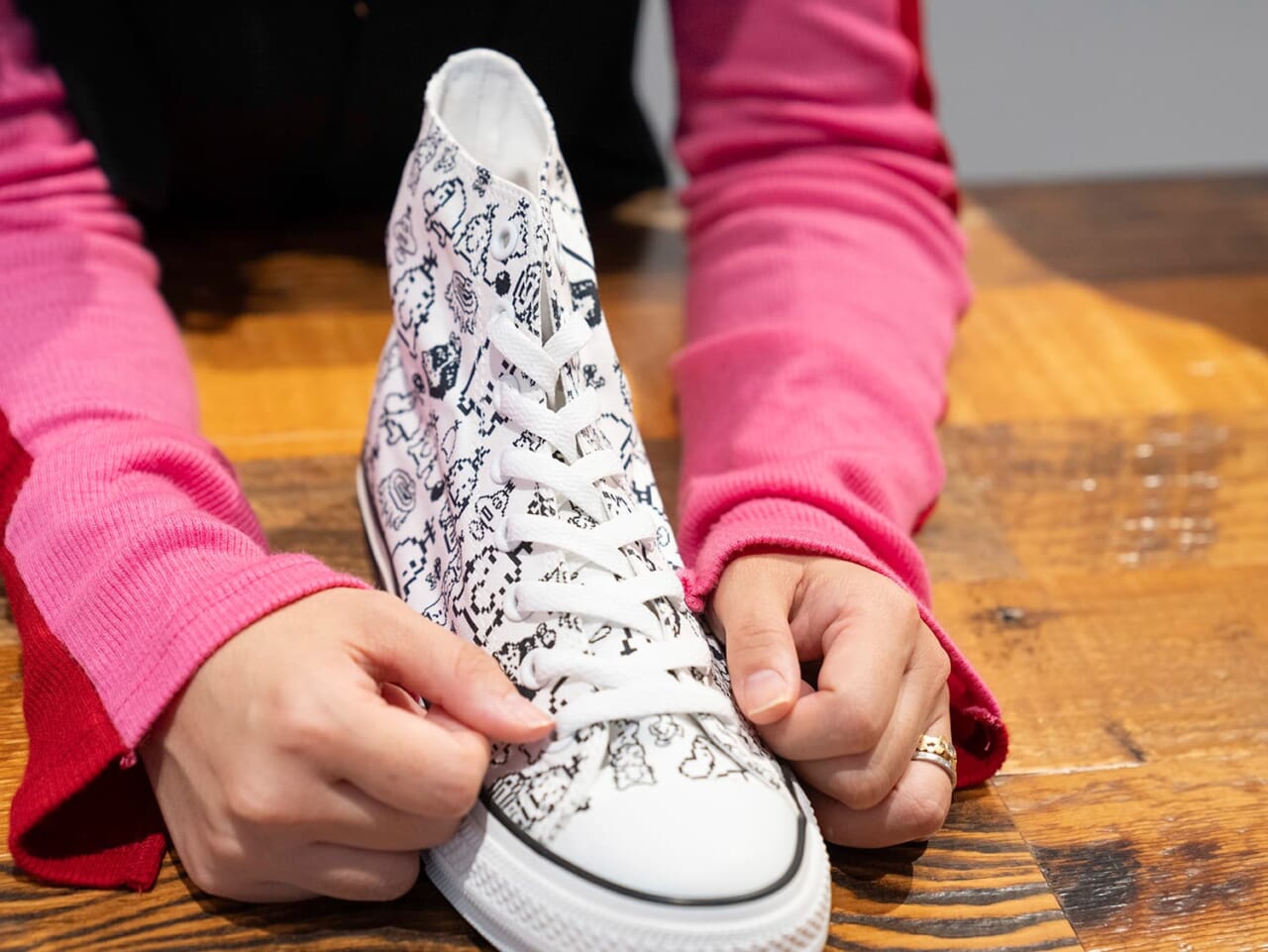 △オーバーラップ。
穴の上から下へくぐらせるように紐を通して、
最後だけ下から上に通す結び方。