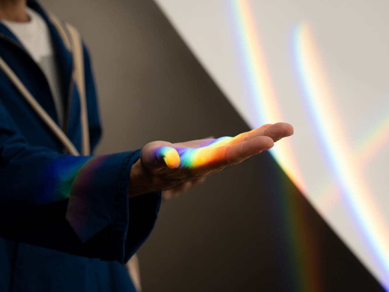 オラファ―・エリアソン《Sunspace for Shibukawa》（部分）2009年 ステンレス、ガラスプリズム ©2009 Olafur Eliasson