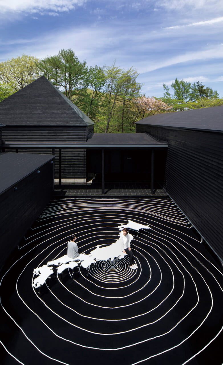 鈴木康広《日本列島のベンチ》2014/2021年 ©Yasuhiro Suzuki 撮影：木暮伸也