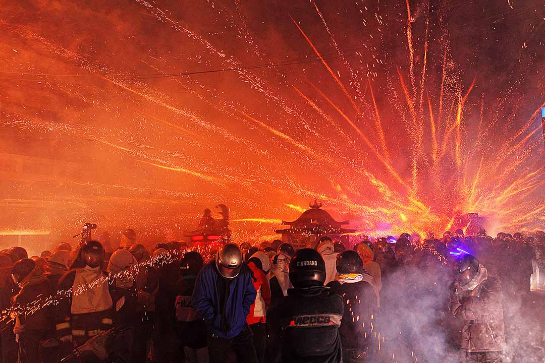 『鹽水蜂炮』は怪我も覚悟。ヘルメットをかぶって、全身覆って、保険かけて行くもの。［写真提供：台湾観光庁］