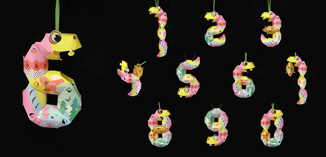 台湾観光署の配布ランタンは、干支の蛇。長さがあって形が変えられるという、例年にない新しい試み。いつになく可愛いけど、ポケモンランタンゲットに時間を取られて、こちらは入手できず。［写真提供：台湾観光庁］