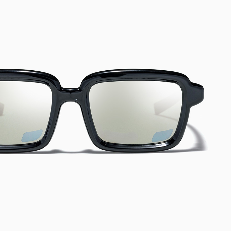 △レンズが反射する様子のドット絵を
レーザー彫刻で表現。