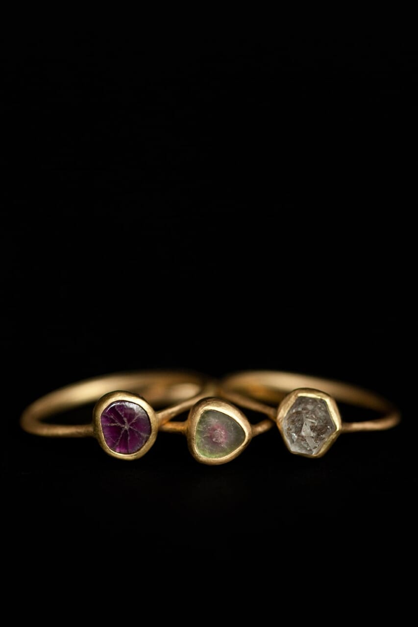 提供写真：持ち込んだジュエリーの一つ「doğa」（ドア、トルコ語で自然の意味）シリーズのリング。