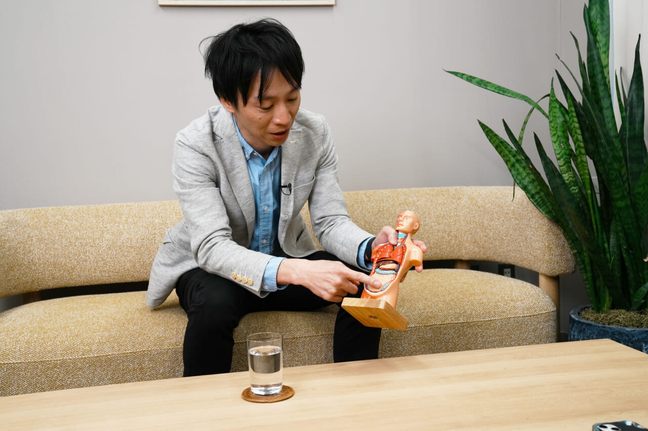 △先生が指さしているあたりにあるのがS状結腸