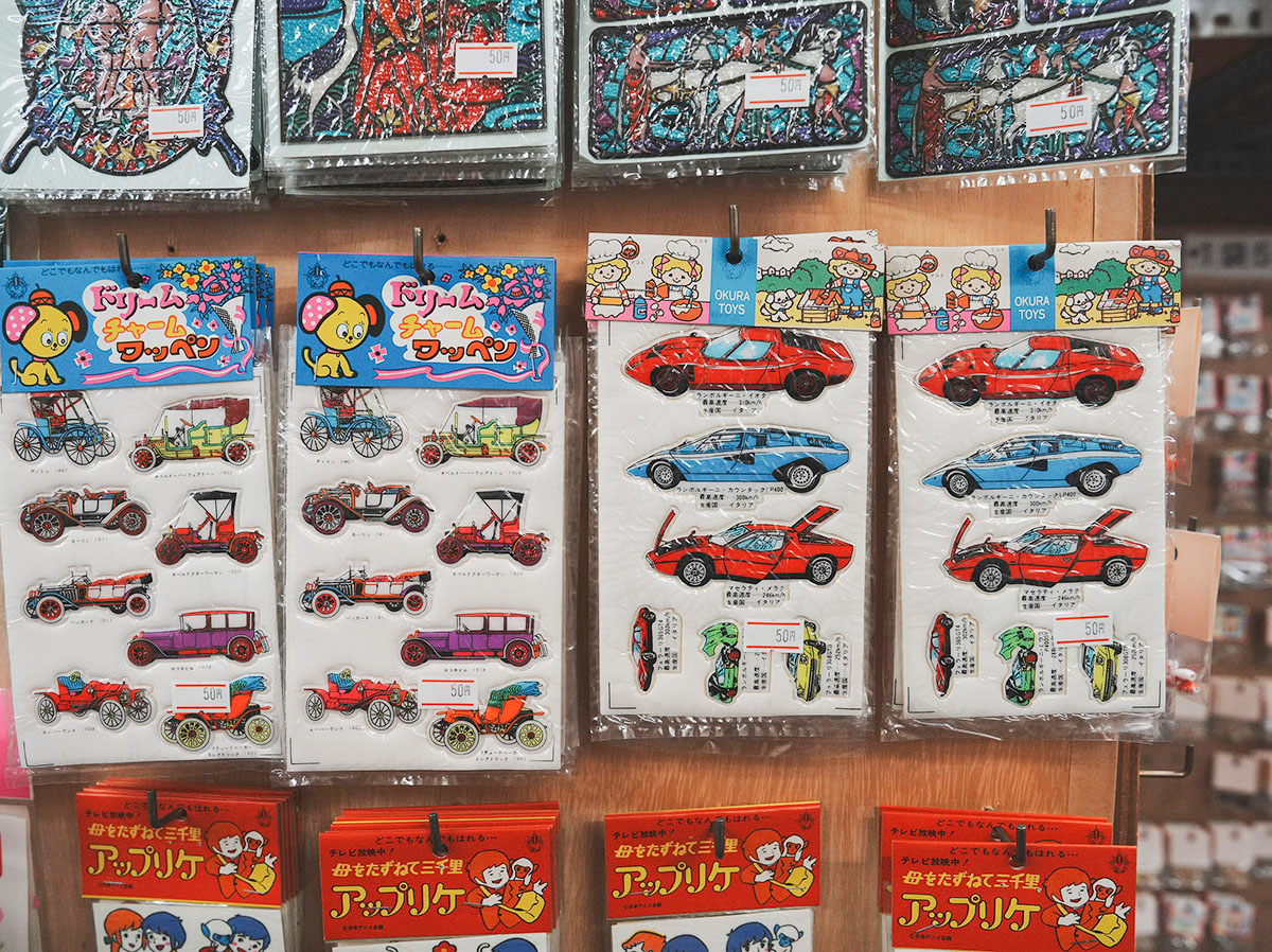 ▲車のワッペンにも、別バージョンのミユキとマコトが。