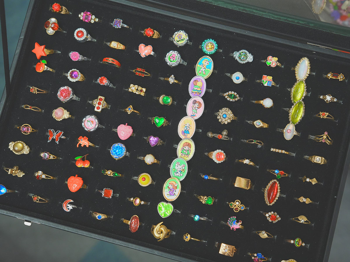 ▲清水さんの、大倉トーイ指輪コレクション。