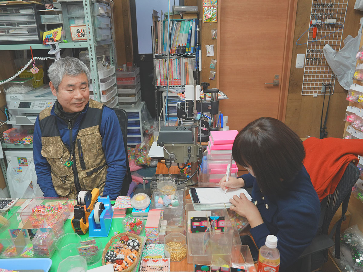 ▲質問に答える大倉さんと、熱心にメモをとる小鳥遊さん。