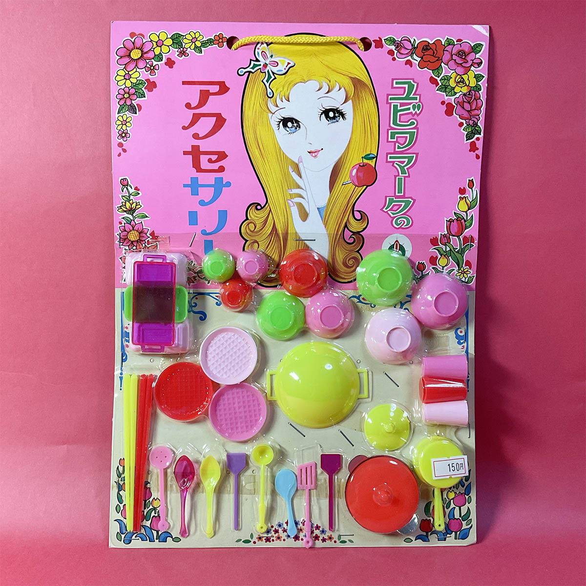 ▲「あべこべ台紙」。台紙は「アクセサリーセット」ですが、中身をよく見ると‥‥ミニチュアのキッチン用品など、おままごとセットが入っています（撮影：小鳥遊みかさん）。