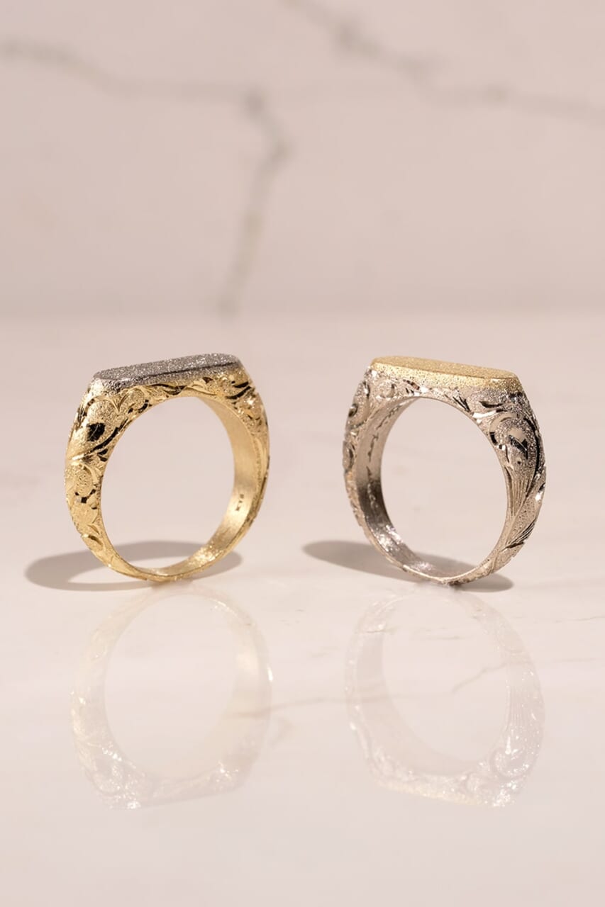 提供写真：和彫りのシグネットリング。伝統的な唐草模様を「アラベスク柄」としてアップデート、提案することで広く受け入れられた。この時は、海外のお客様のオーダーでカラーを反転させてペアの結婚指輪に。
