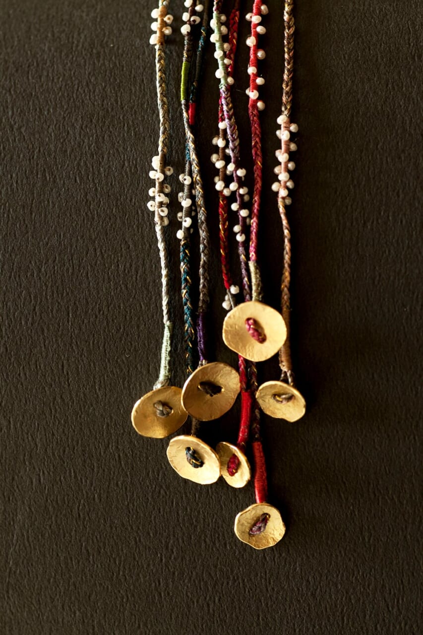 提供写真：muska最初のジュエリーは、「ay」（アイ、トルコ語で月の意味）のネックレス。muska立ち上げ直前に佑香さんが海外へ渡った友人のためにデザインしたもの。色糸から紐を編み、サンゴやパールを刺繍していく