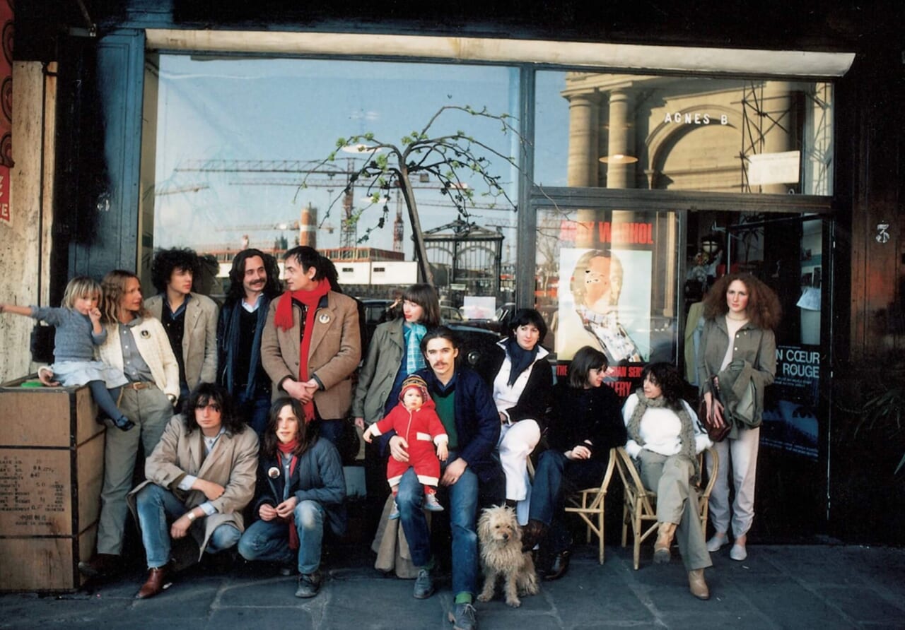 提供写真：1976年に撮影された1号店の前での集合写真には、すでにつなぎを着ているスタッフ（右から4人目）が写っている。左端の女の子が娘のアリアーヌ、その隣がアニエス。彼女のコーディネートもまた、古さを一切感じさせない。