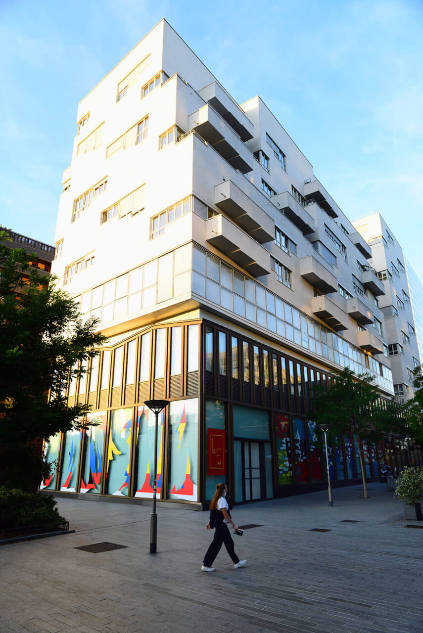 提供写真：ギャラリーと書店を併設したラ ファブは1400平米の広さを誇る。建物の上階には、公営住宅が組み込まれている。