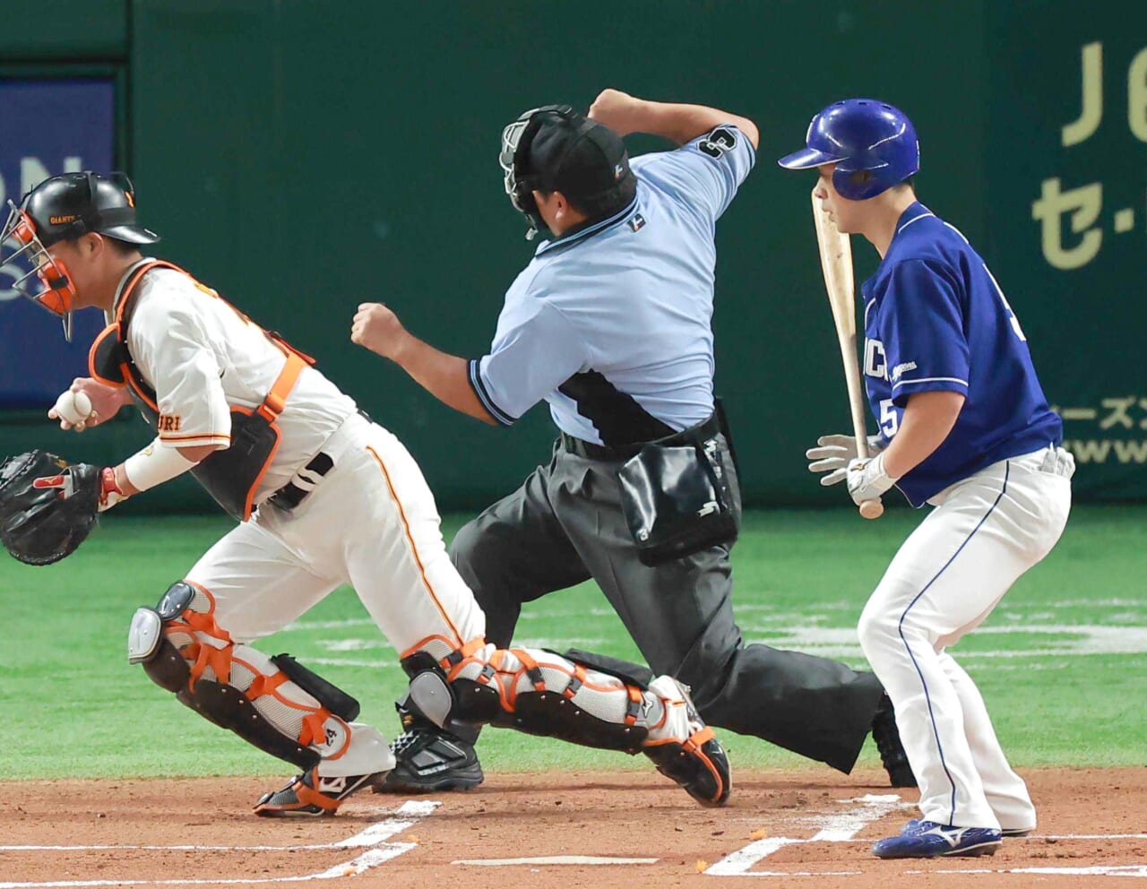 野球ファンには有名な、見逃し三振の敷田審判の「卍」ポーズ。ベンチでは「いちマンジ〜」「ハイ、2マンジ〜」とカウントされています。（写真提供：スポーツ報知）