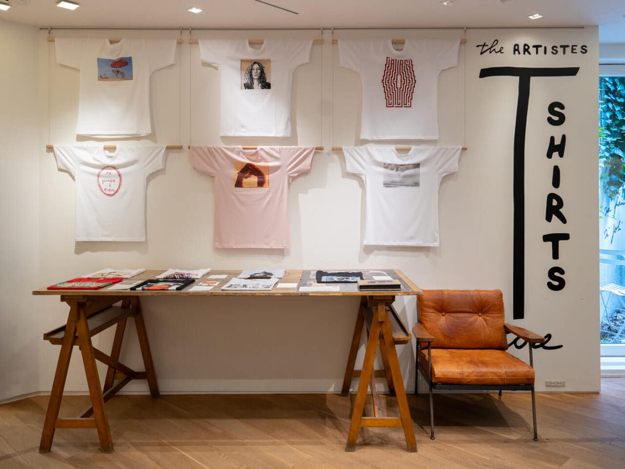 アニエスベー青山店地階にディスプレイされたTシャツ。「アーティストTシャツは、作品やアイディア、ジョークを表現する素晴らしい媒体であり、自分自身を確認するためのものでもあるのです」とアニエス。