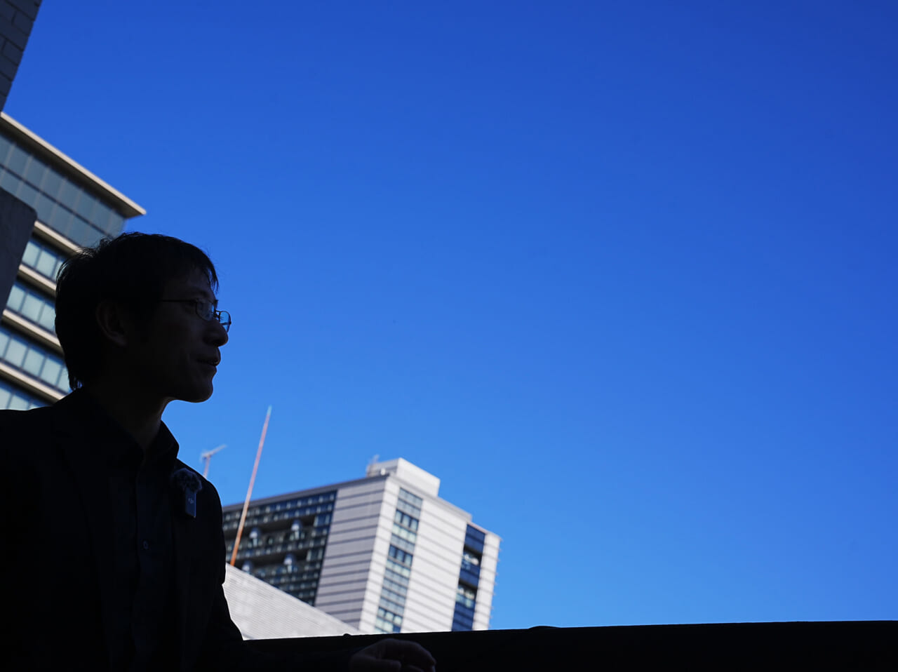 ▲ほぼ日の學校がある神田の空を見に行きました。
この日の空は、雲が一つもないくらい晴天でした。
「日没の時間からその後30分くらいは、薄明と言ってきれいな空が見られます」と教えてくれる荒木さん。