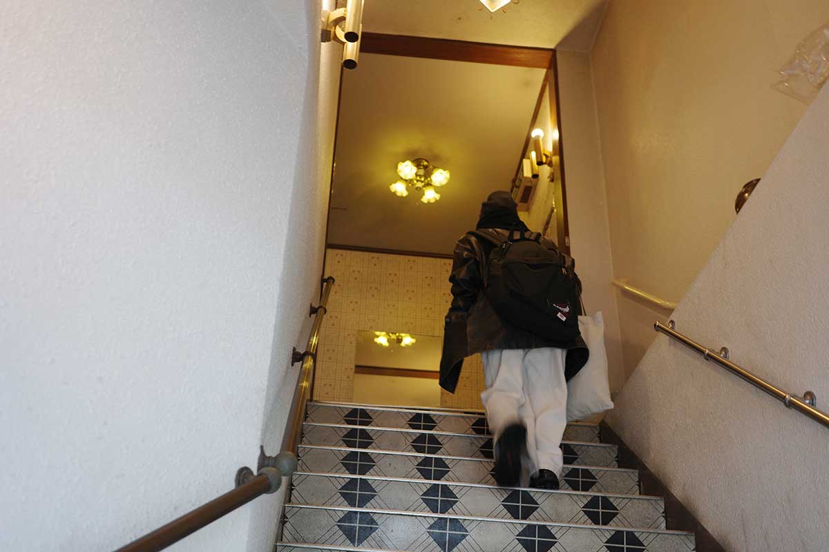 お店への階段を登る写真