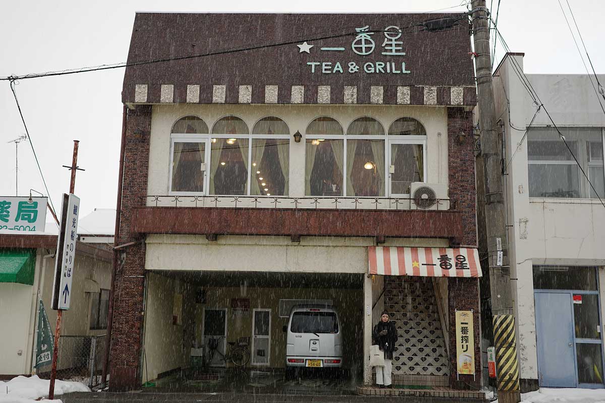 6連アーチの窓が印象的な喫茶店の外観