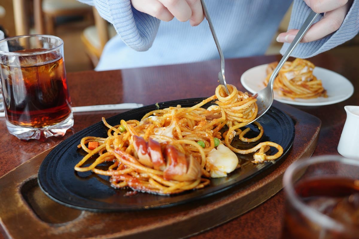 ジュ〜とおいしそうな音とともに運ばれてきた鉄板ナポリタンの写真