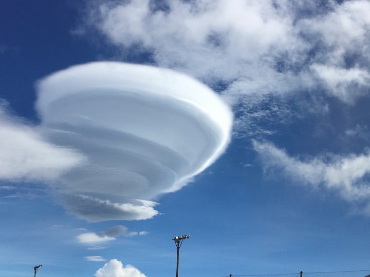 ▲吊し雲（レンズ雲）