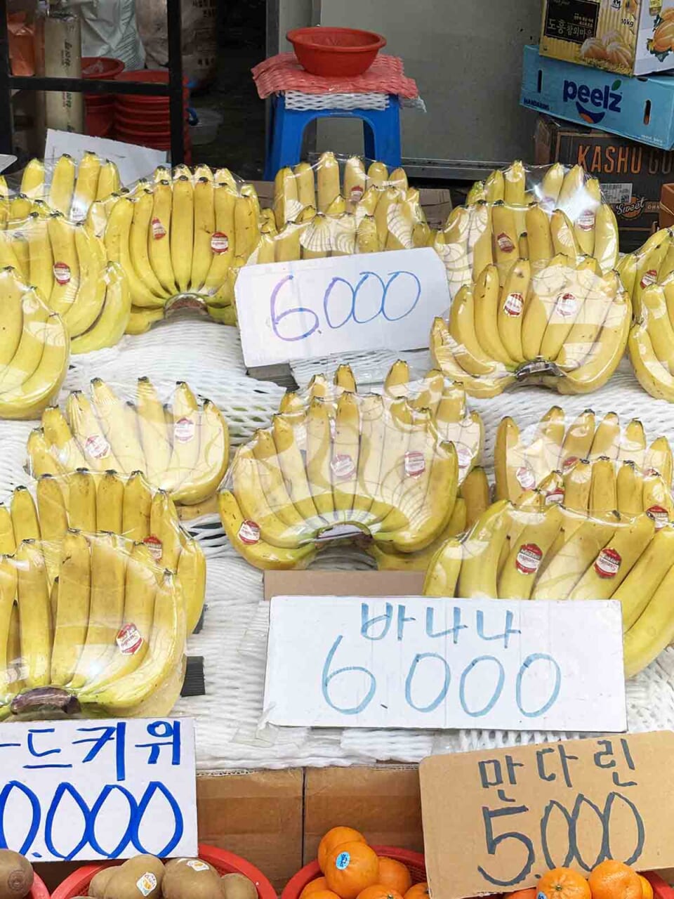 韓国で見たバナナ。この大きな房で600円くらい。台湾は３～４本で400円くらい。