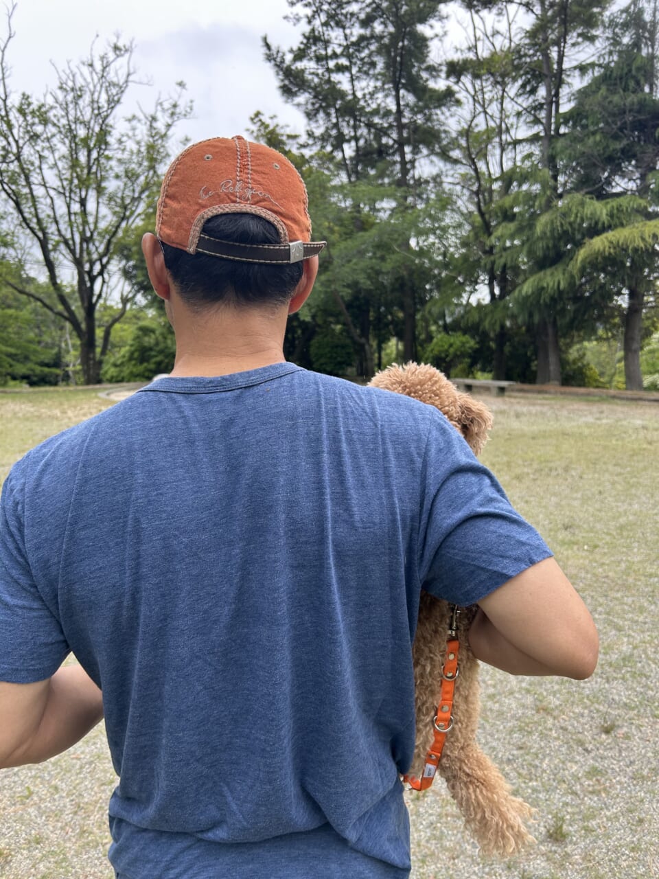 周囲の状況を確認中。