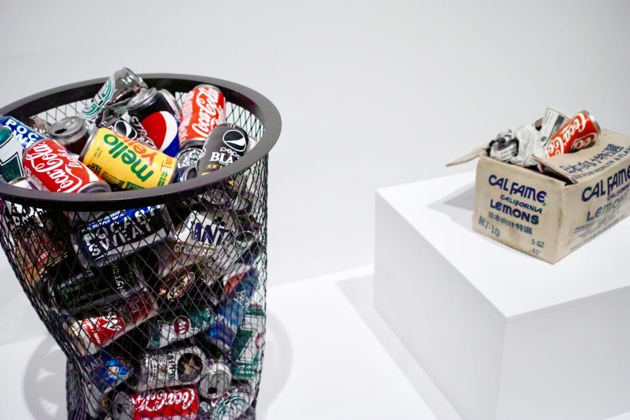 左：三島喜美代《Work 23-C》2023 MEM　 右：三島喜美代《Box Lemon 80》1980　　※編集部撮影