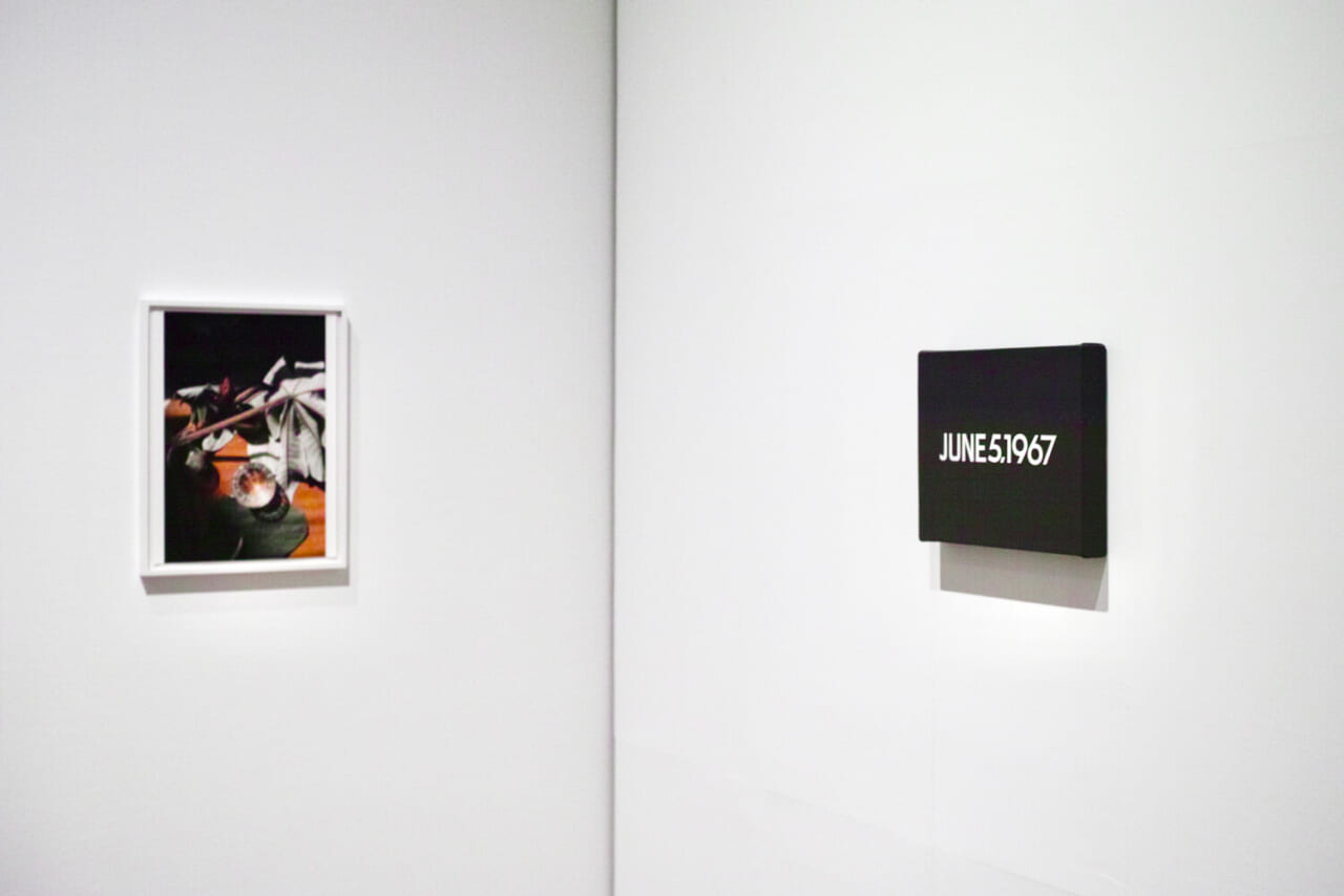 右：河原温《JUNE 5,1967「TODAY」シリーズ（1966-2013）より》　※編集部撮影