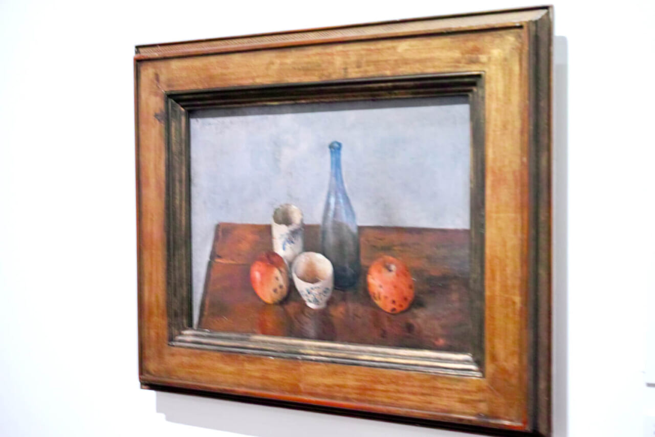 《静物（赤き林檎２個とビンと茶碗と湯呑）》岸田劉生　1917年　ふくやま美術館　※編集部撮影
