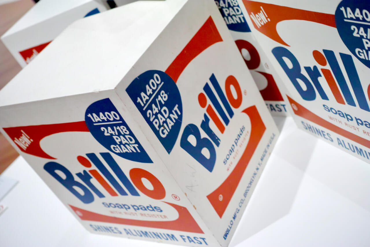 よく見ると、中にひとつだけ「A.W」のサインのある作品が　※編集部撮影