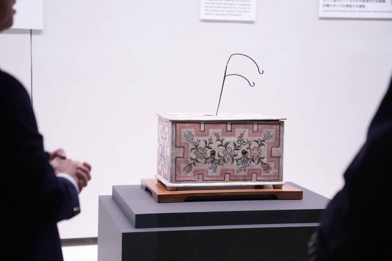 ▲重要文化財 エレキテル（郵政博物館蔵）