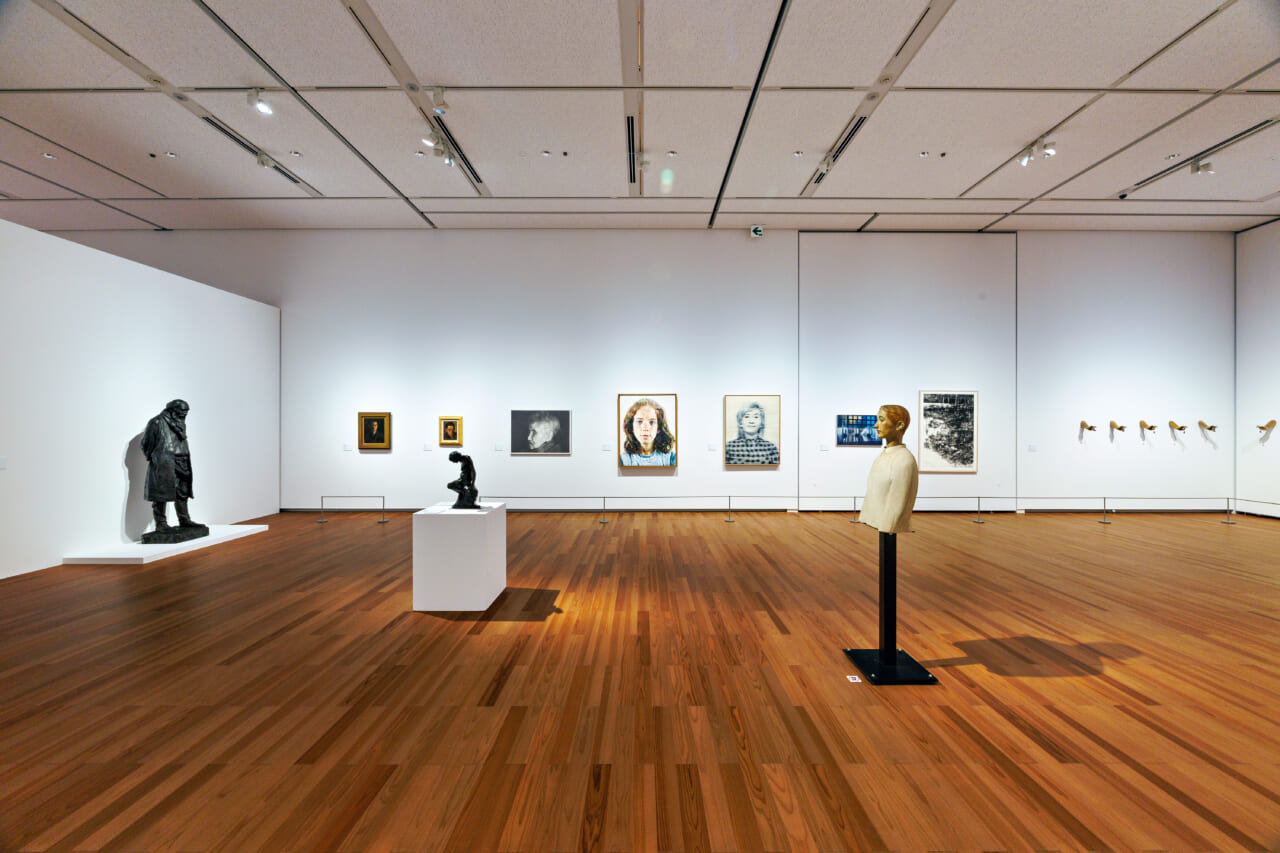 正面の壁、左から３番目が木下晋さんの《休息》、その右隣はチャック・クロース《ジョージア / フィンガーペーンティング》。開館記念展 アート・オブ・ザ・リアル  第１章 会場風景