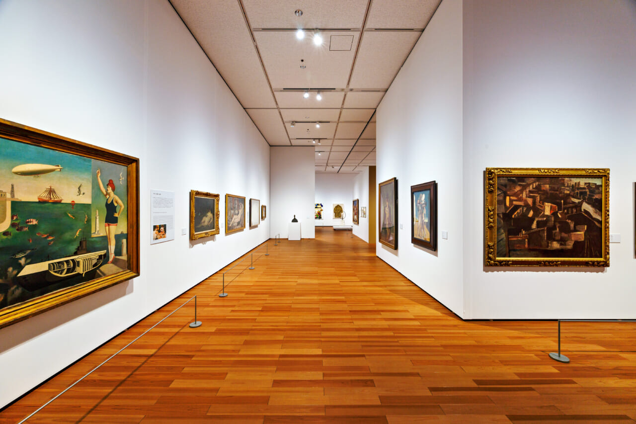 左：古賀春江《海》1929 東京国立近代美術館　開館記念展 アート・オブ・ザ・リアル  第２章 会場風景