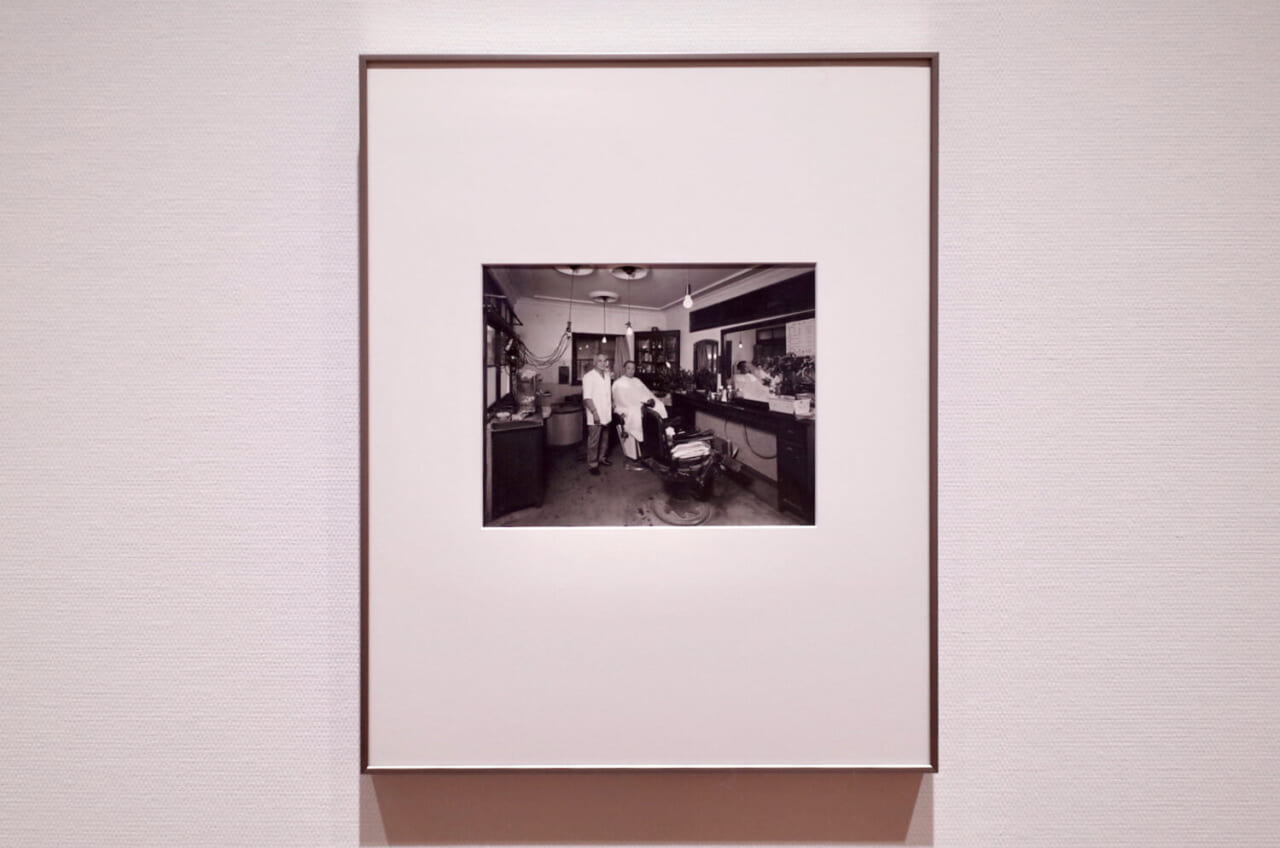 池本喜巳《石山理容院　（島根県仁多郡奥出雲町横田） （『近世店屋考』より）》1986 鳥取県立美術館