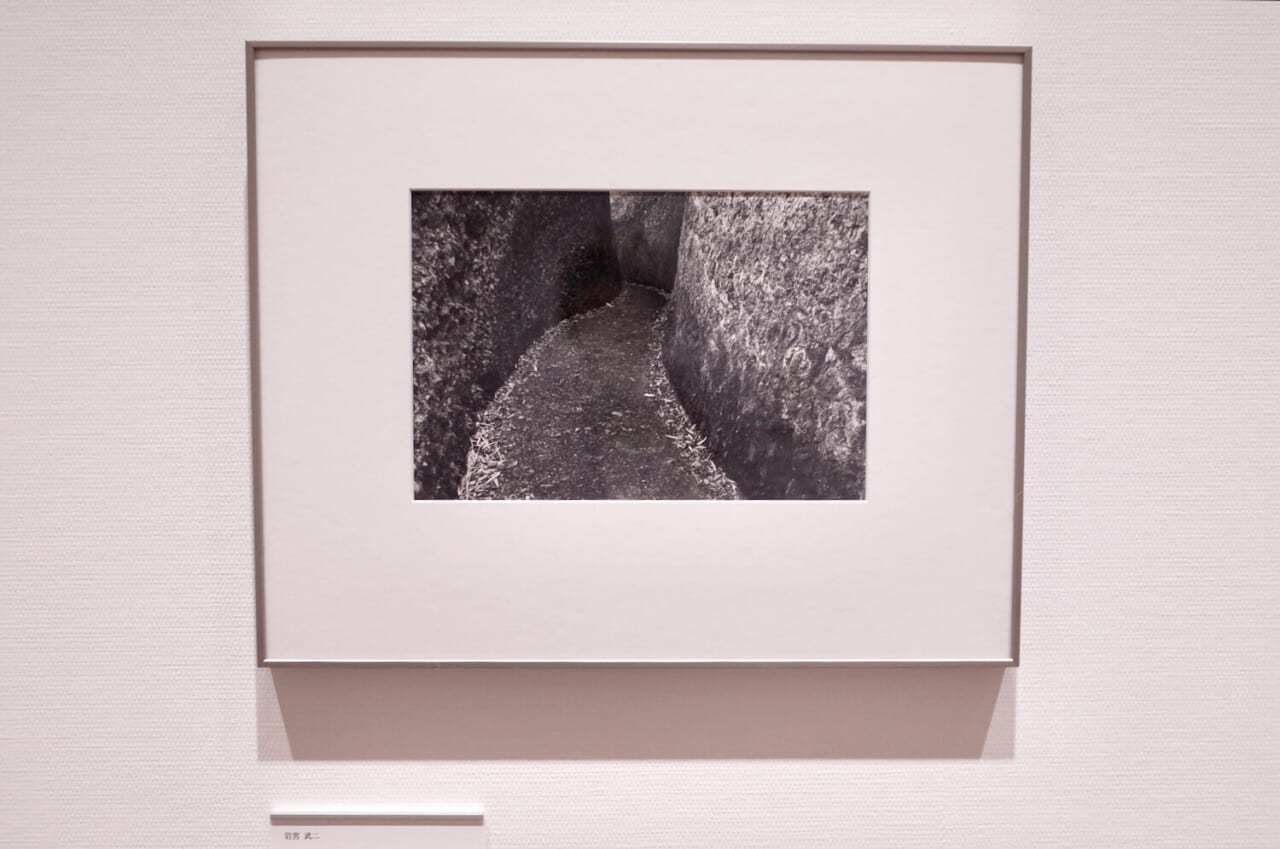 岩宮武二《切通し（元小木‐琴浦間） （『佐渡』より）》1954-61 鳥取県立美術館