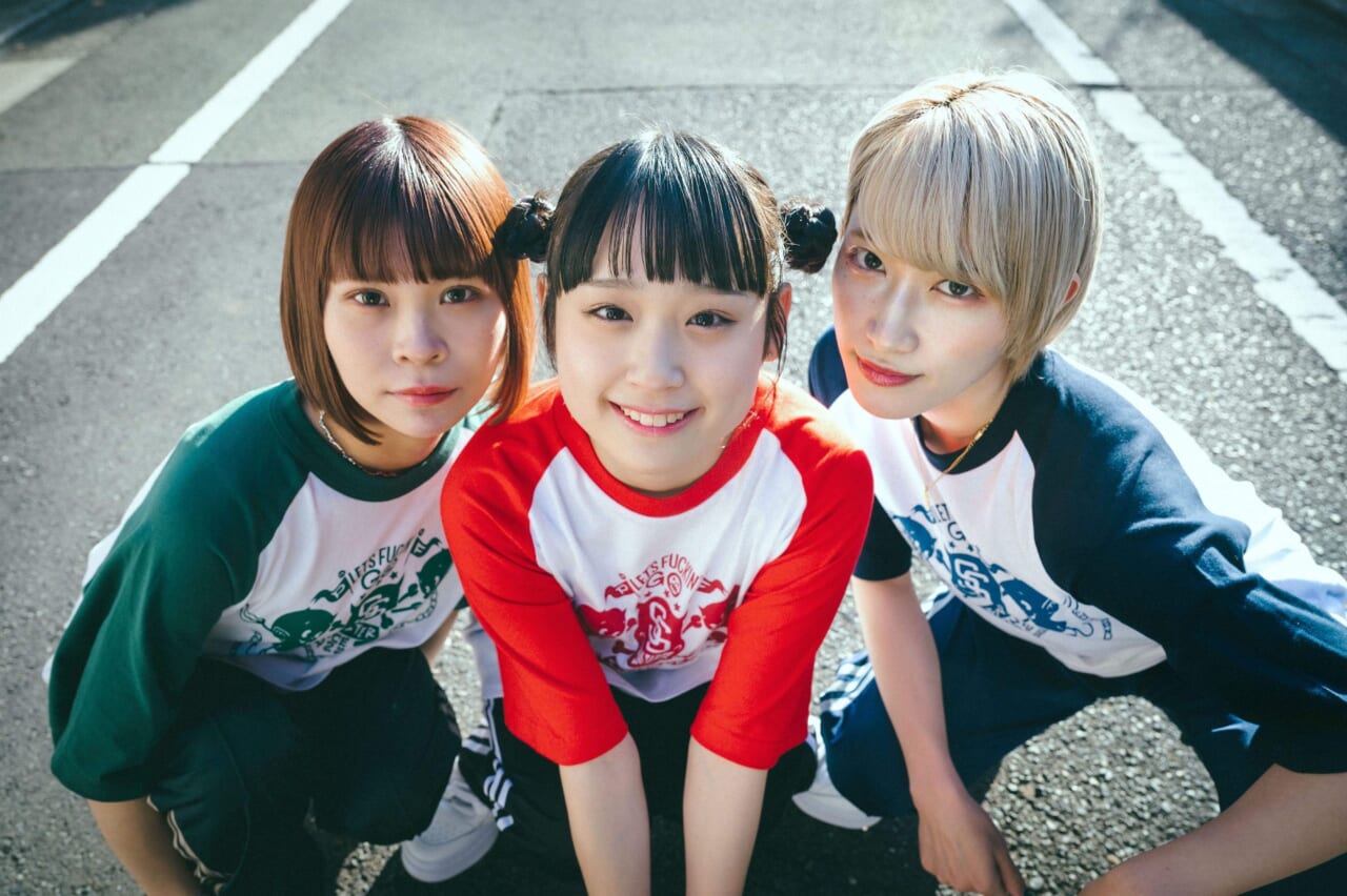 あらためまして左から、るみなすさん（Gt）、なちさん（Vo / Gt）、ごうけさん（Dr）。最高のスリーピースバンド。