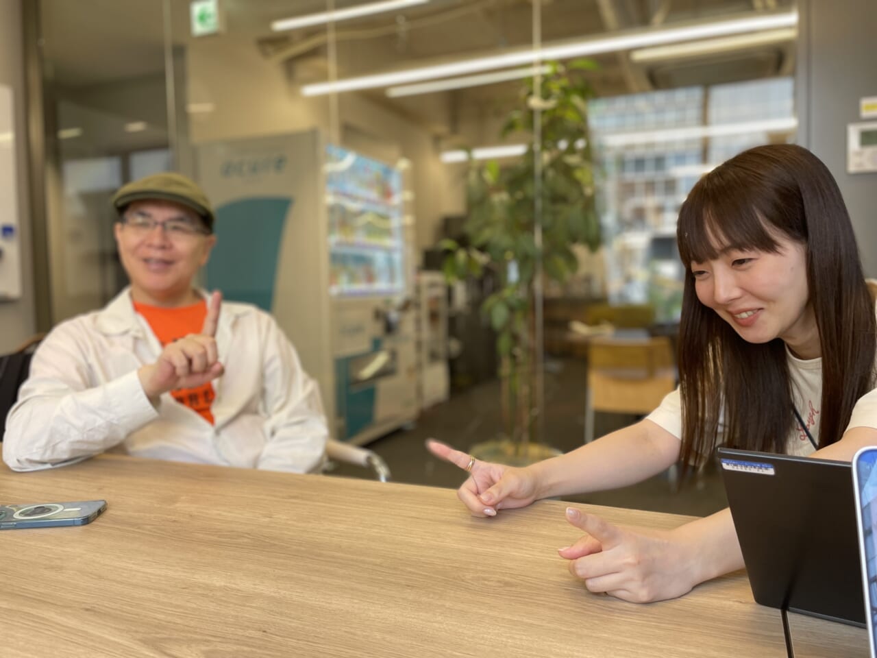 ▲ふたりが指でなにかを表現していて、「そのポーズ撮らせてください」とお願いしたのは覚えているのですが、なんのポーズだったか忘れました。「会場がふたつ」の「２」だったのか？　