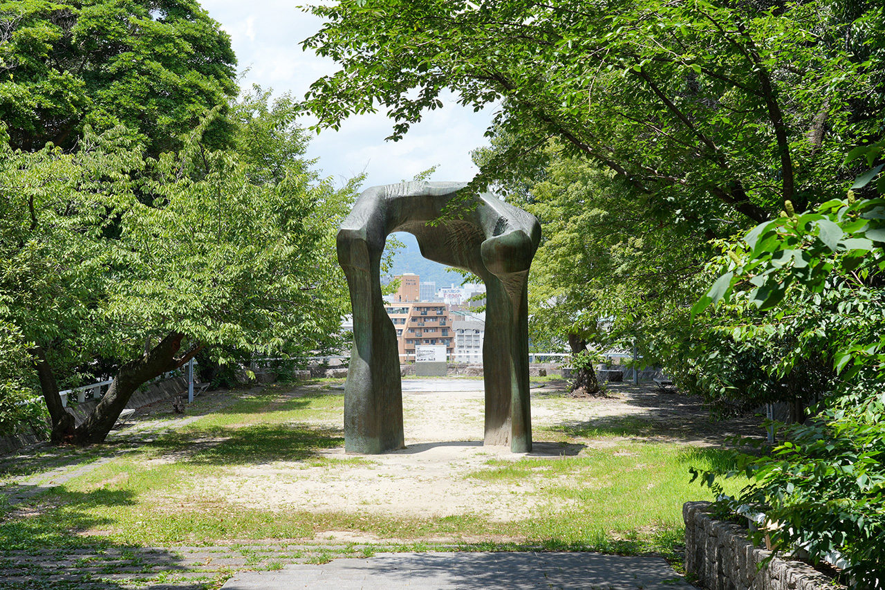 ヘンリー・ムーア《アーチ》1963-69（鋳造1985-86）　広島市現代美術館蔵