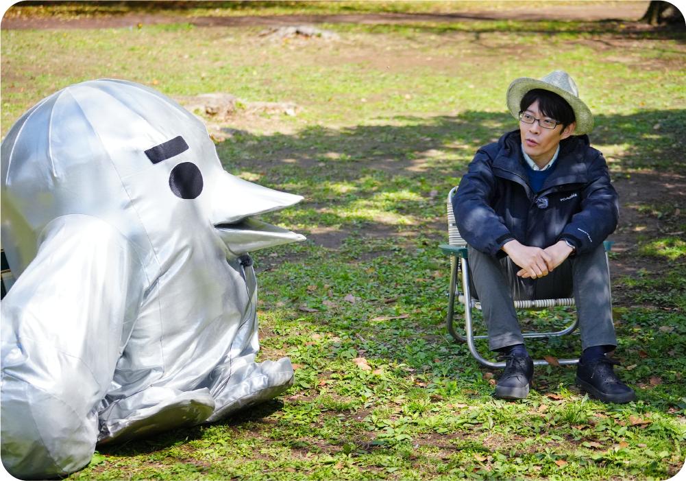 代々木公園に突然現れた宇宙鳥に、周りの子どもや学生がザワザワ。見に来ました。