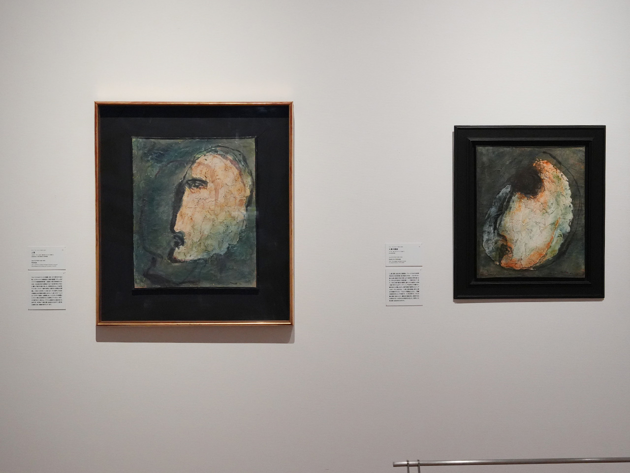 左：ジャン・フォートリエ《人質》1944年　公益財団法人大原芸術財団 大原美術館蔵　©ADAGP, Paris & JASPAR, Tokyo, 2025 E6043
右：ジャン・フォートリエ《人質の頭部》1944年　国立国際美術館蔵
©ADAGP, Paris & JASPAR, Tokyo, 2025 C5151