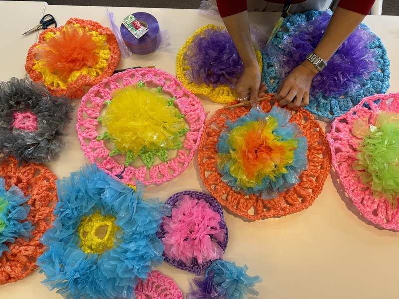 丸い編みものパーツ。いろんなバリエーションがあります。