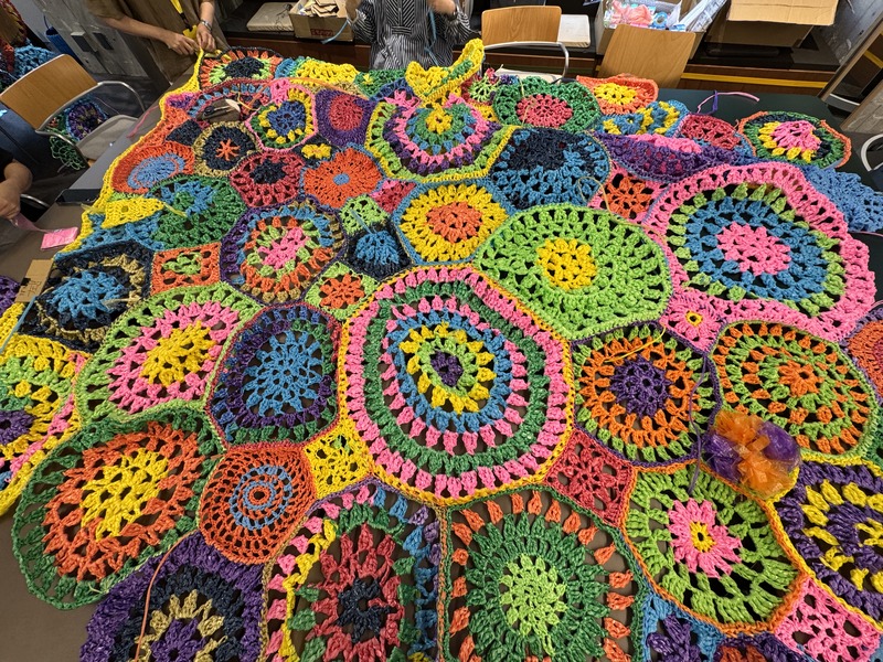 製作スピードも上がった、２回目のワークショップでの編み物パーツ。